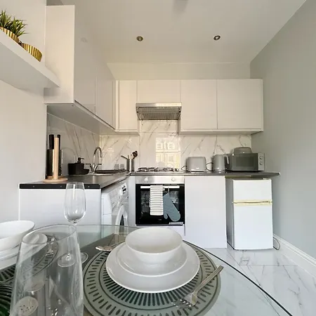 Stylish 2-bed Flat W Kitchen And Cosy Living Space *