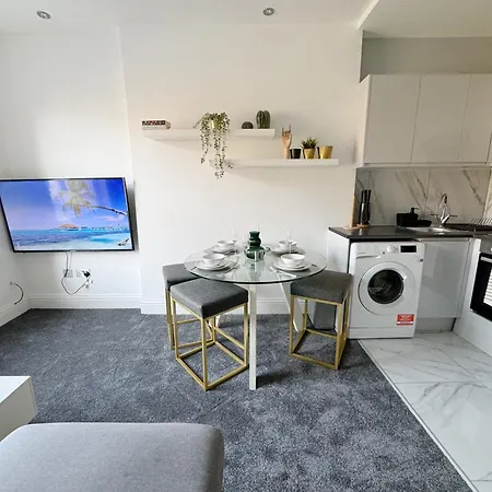 Apartment Stylish 2-bed Flat W Kitchen And Cosy Living Space *