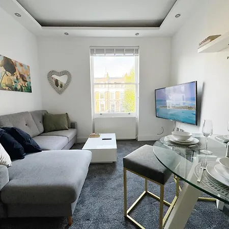 Stylish 2-bed Flat W Kitchen And Cosy Living Space Apartment *