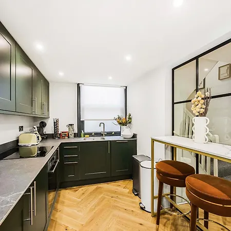 Stylish 2-bed Townhouse In Mayfair Apartment
