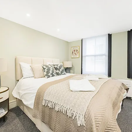 Stylish 2-bed Townhouse In Mayfair Apartment London