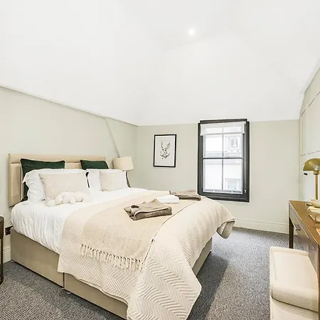 Stylish 2-bed Townhouse In Mayfair Apartment