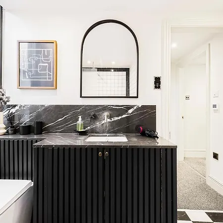 Stylish 2-bed Townhouse In Mayfair Apartment *