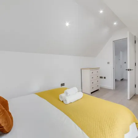 1 Bedroom Penthouse - Shoreditch, By The Perfect * London