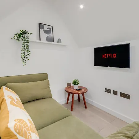 1 Bedroom Penthouse - Shoreditch, By The Perfect Apartment