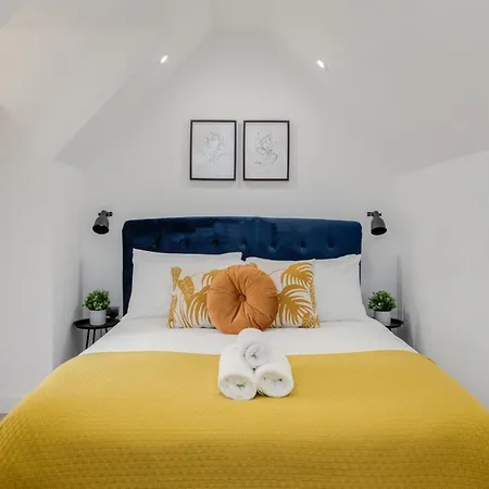 Apartment 1 Bedroom Penthouse - Shoreditch, By The Perfect *