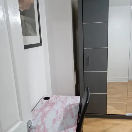 Homestay Exclusive Double Bedroom In A Gorgeous Shared Flat With Access