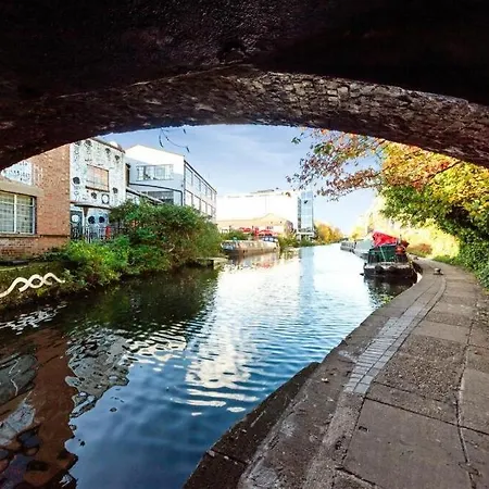 New Stylish 2 Bed 2 Bathrooms Flat Next To Canal London