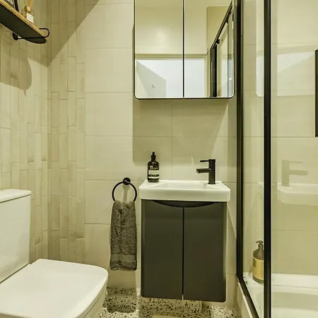 New Stylish 2 Bed 2 Bathrooms Flat Next To Canal