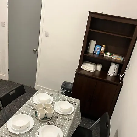Mughal House Ground Floor Private 2bed & Free Parking Apartment *