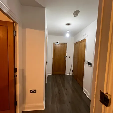 With Shared Kitchen And Living In South East By The Riverside *