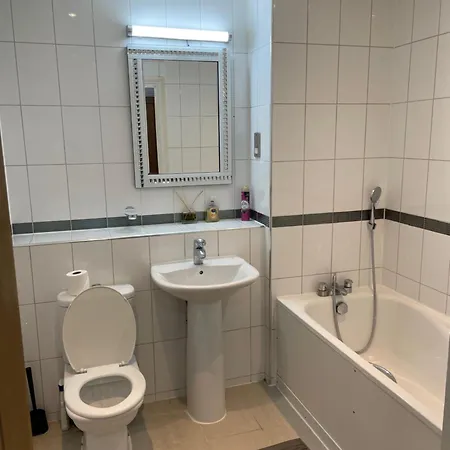 With Shared Kitchen And Living In South East By The Riverside