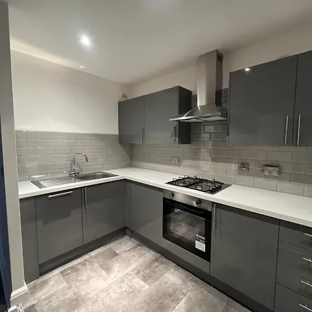 With Shared Kitchen And Living In South East By The Riverside * London