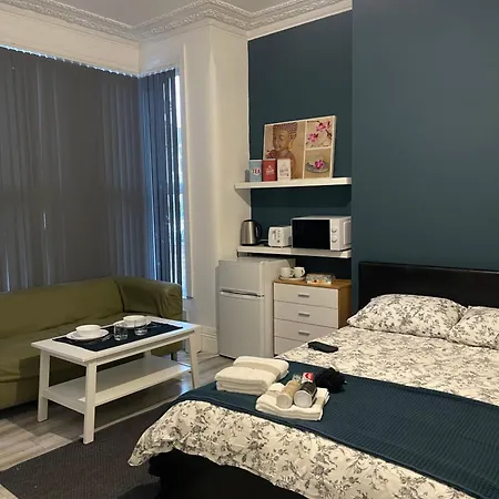 Rehman House Ground Floor 2 Exclusive Use Of Private Bathroom & Free Parking Guest house Goodmayes