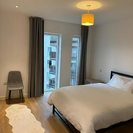 Apartment Stunning 1 Bedroom *