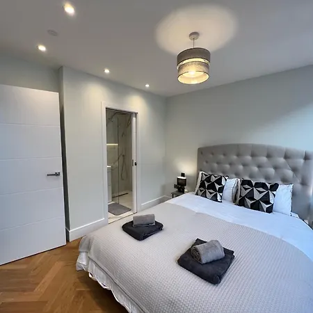 Two Bedroom Luxury Apartment London
