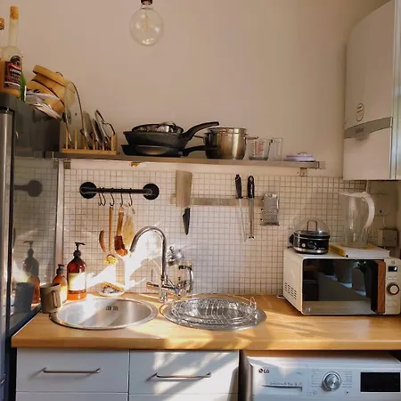 Beautiful 1 Bedroom Near Fields And Victoria Park Apartment