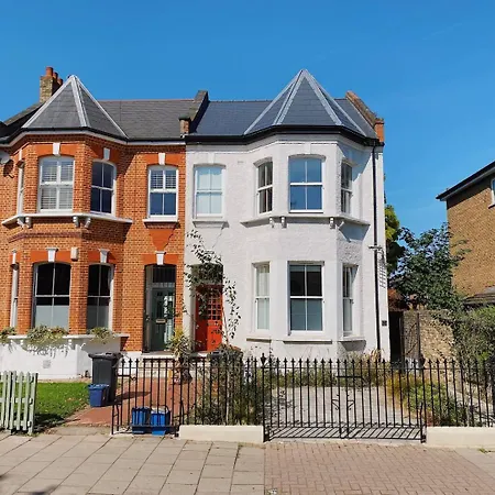 Beautiful 1 Bedroom Near Fields And Victoria Park Apartment