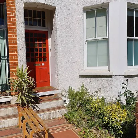 Beautiful 1 Bedroom Near Fields And Victoria Park