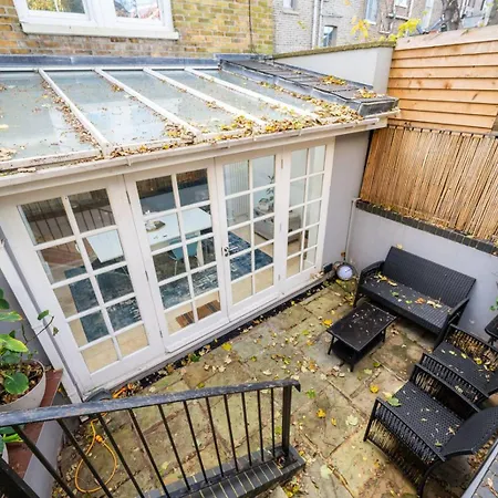 Deluxe Maisonette Oval, Sleeps 4, Garden & Hammock 2 Bedrooms - Open For Business Stays, Relocators, Long Stays, Contractors Apartment *