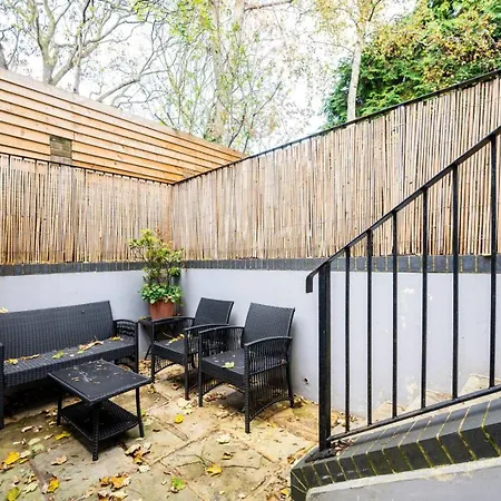 Deluxe Maisonette Oval, Sleeps 4, Garden & Hammock 2 Bedrooms - Open For Business Stays, Relocators, Long Stays, Contractors Apartment