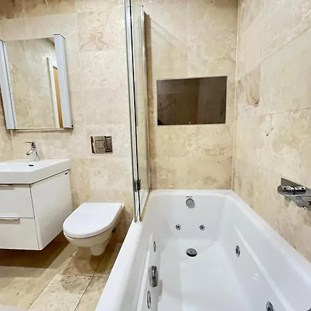 Luxury Riverside Retreat With Bath Jacuzzi *