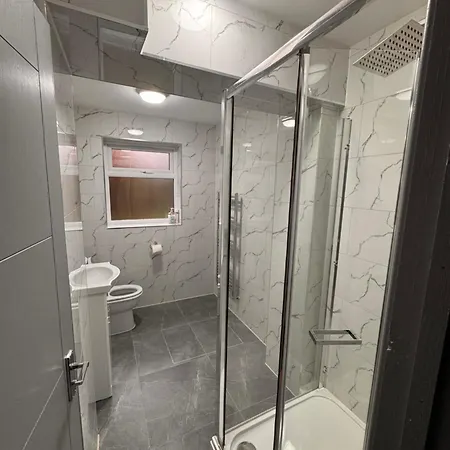 Holiday home Newly Decorated 4 Bed *