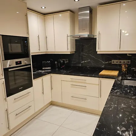 Spacious Four Bedroom Four Bathroom Flat In West Kensington