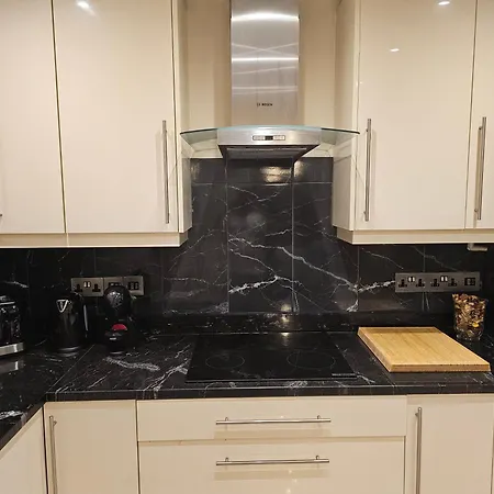 Spacious Four Bedroom Four Bathroom Flat In West Kensington