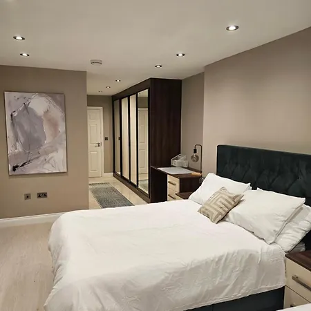 Spacious Four Bedroom Four Bathroom Flat In West Kensington *