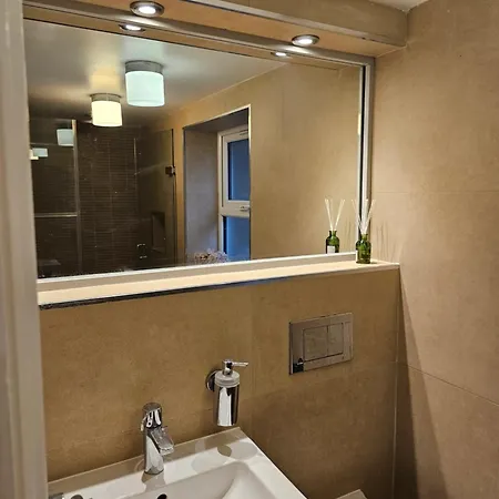 Spacious Four Bedroom Four Bathroom Flat In West Kensington * Londra