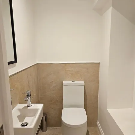 Spacious Four Bedroom Four Bathroom Flat In West Kensington