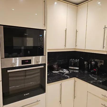 Spacious Four Bedroom Four Bathroom Flat In West Kensington Appartamento Londra