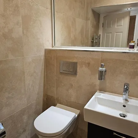 Spacious Four Bedroom Four Bathroom Flat In West Kensington * Londra