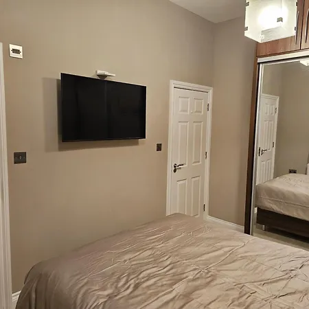 Spacious Four Bedroom Four Bathroom Flat In West Kensington *