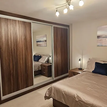 Spacious Four Bedroom Four Bathroom Flat In West Kensington Londra