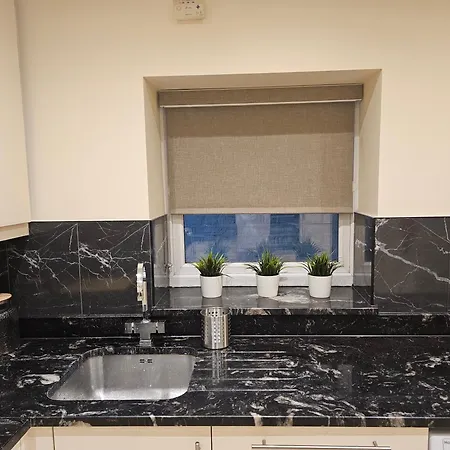 Spacious Four Bedroom Four Bathroom Flat In West Kensington Appartamento