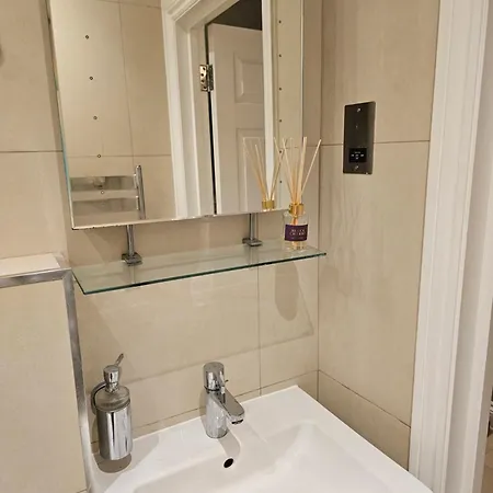 Appartamento Spacious Four Bedroom Four Bathroom Flat In West Kensington Londra