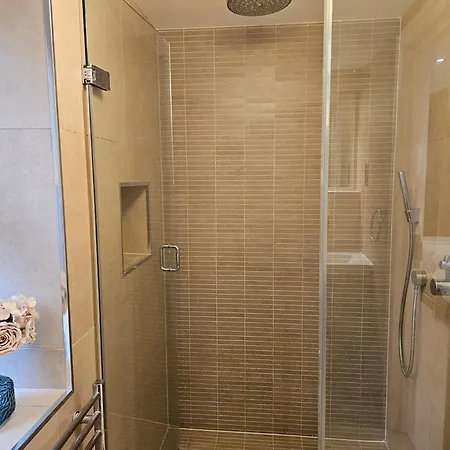 Spacious Four Bedroom Four Bathroom Flat In West Kensington Appartamento Londra