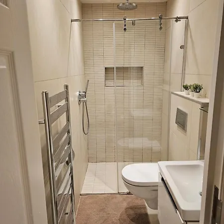 Spacious Four Bedroom Four Bathroom Flat In West Kensington * Londra