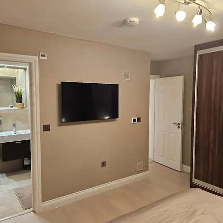 Spacious Four Bedroom Four Bathroom Flat In West Kensington Appartamento *