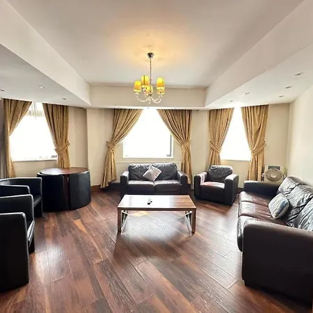 Marble Arch Beautiful Family * London