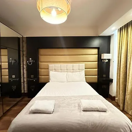 Marble Arch Beautiful Family * London