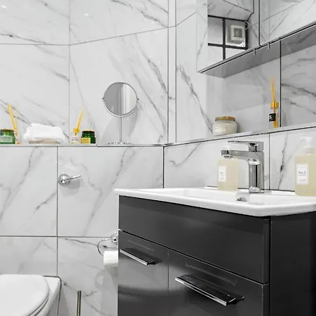 Luxury Serviced In Central Apartment *