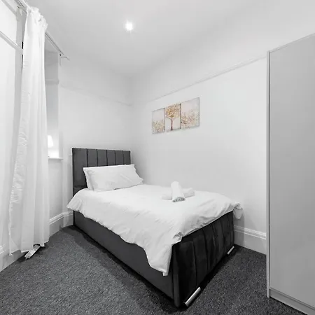 Luxury Serviced In Central Apartment *