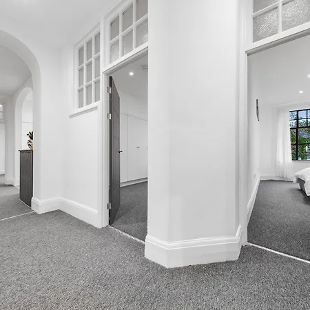 Luxury Serviced In Central Apartment London