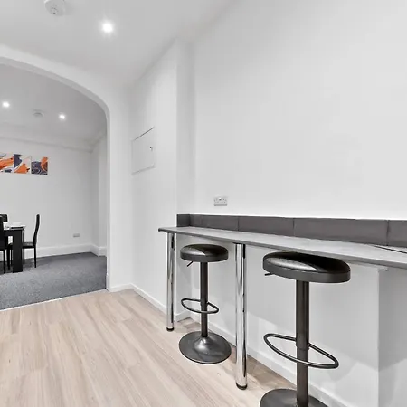 Luxury Serviced In Central Apartment