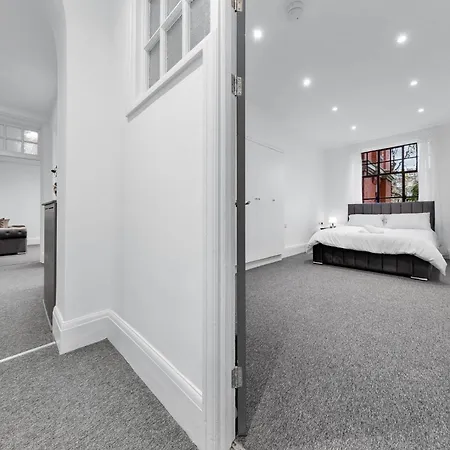 Luxury Serviced In Central Apartment London