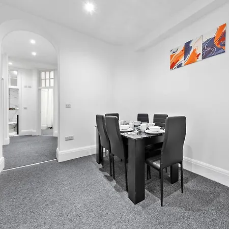 Luxury Serviced In Central Apartment London
