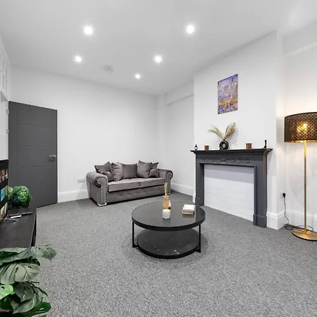 Luxury Serviced In Central Apartment *